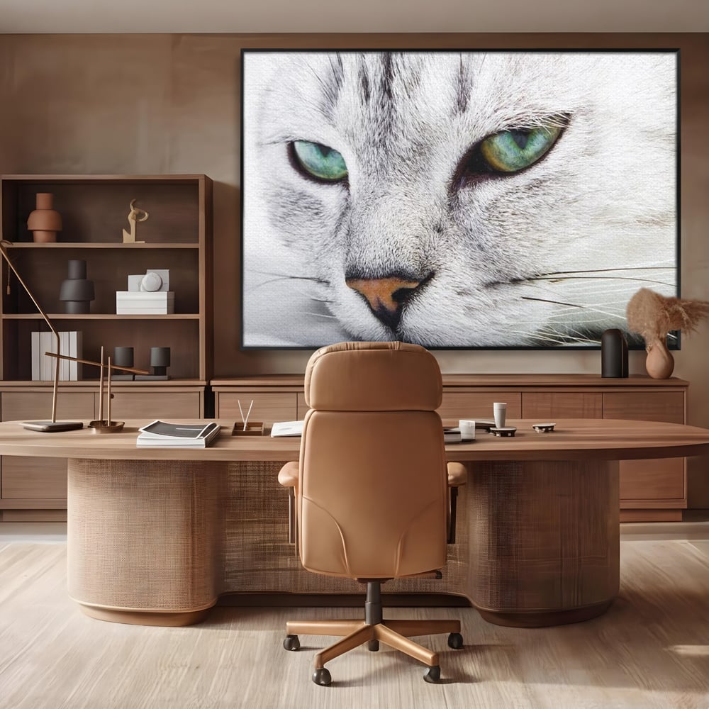 Tablou canvas cu tablou canvas cu ochi de pisica, in rama de aluminiu negru, pe perete intr-un birou